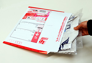 同封のレターパックに商品を半分に折り曲げて封をして頂き、郵便ポストへの投函、もしくは最寄りの郵便局でのご返送をお願いしております。