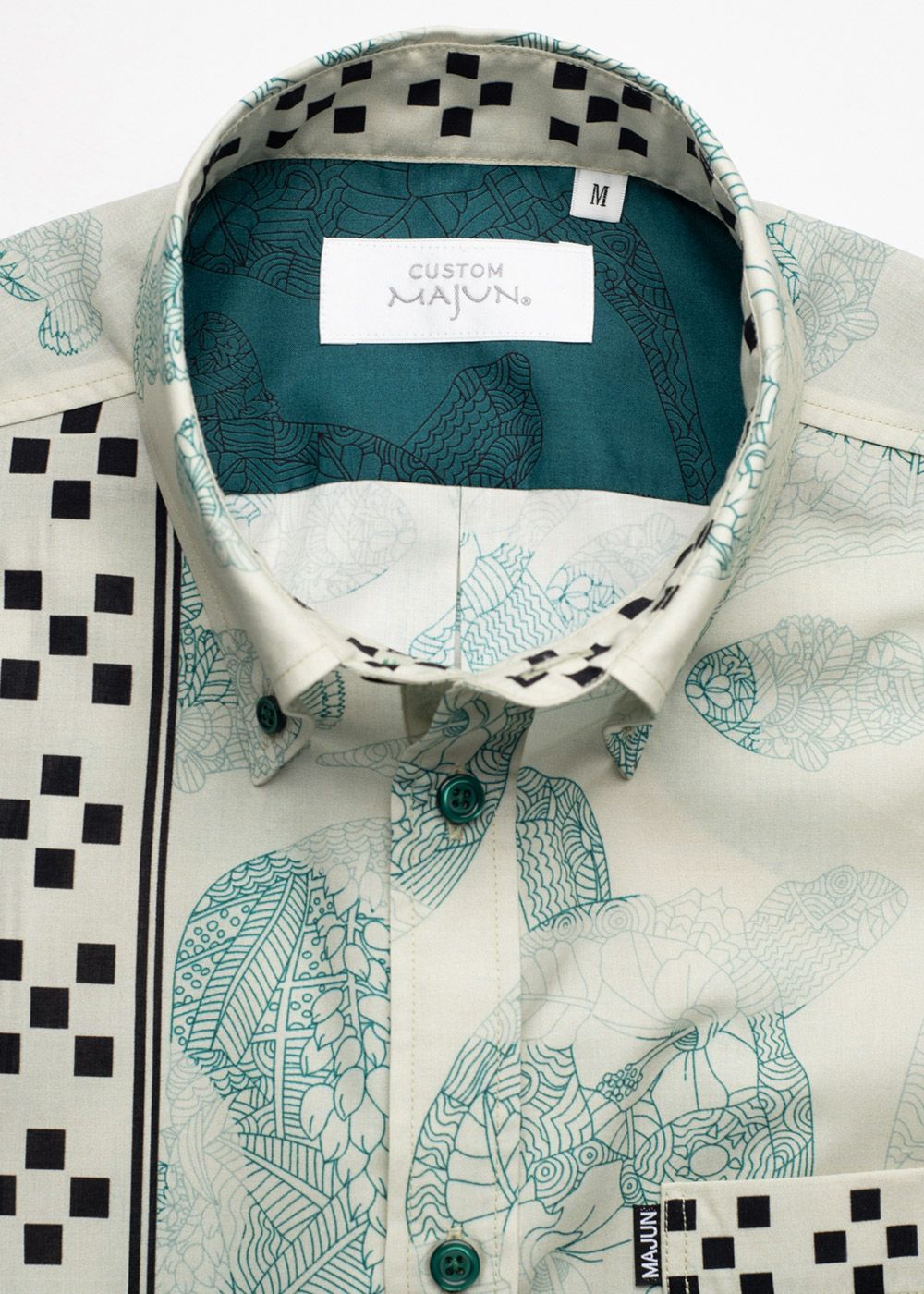 海洋生物の美しいプリントが特徴のアロハジャケット